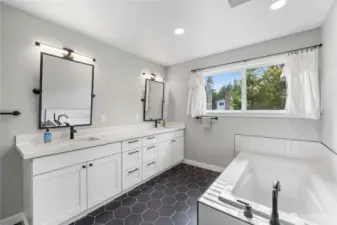 Primary ensuite with 5 piece bath