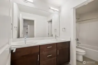 Main bath with separate tub