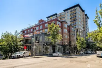 Where city energy meets modern living, The Vine Condominiums stands tall at the corner of Vine & Western in the heart of Belltown.