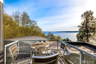 Rooftop deck! Relax & enjoy your beverage of choice...