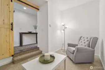 Wonderful sitting room or den to enjoy!