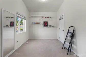 Light & airy bonus room