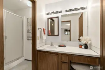 Ensuite offers separate toilet / shower room. To right is walk-in closet.