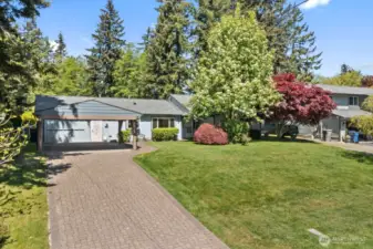 Entry up driveway with plenty of parking