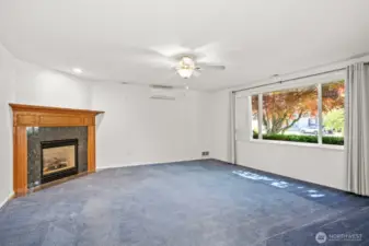 Main living room (unstaged)