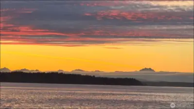 Western facing views of Puget Sound, Vashon Island, shipping lanes and the Olympic Mountains!
