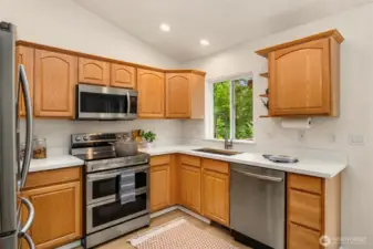 Nice open kitchen w/quartz countertops