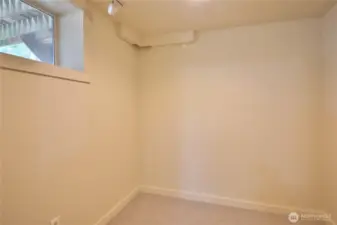 Large walk in area attached to flex space