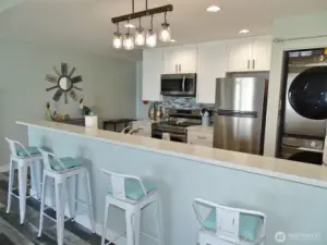 Full-length Eating Bar.