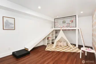 Play equipment - can be removed or stay with property