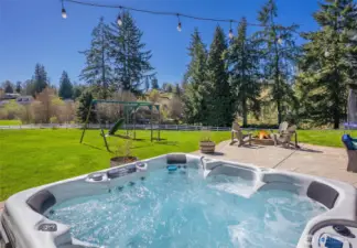 Hot tub, perfect for summer nights!