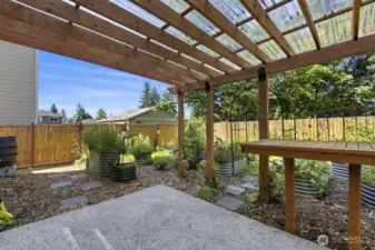 Your garden will thrive in Vego Classic raised beds with arches that offer extra support. The covered patio's built-in table serves as a counter-height table and a convenient potting spot.