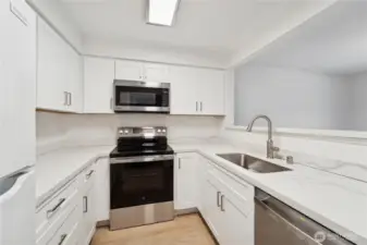 Fully updated Kitchen w/ quartz counters & new cabinets