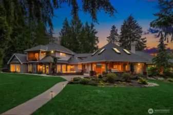 Graceful private back yard to barn!