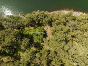 Potential building site in the center, pocket beach to the upper left.