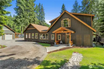 3,249 square feet of living