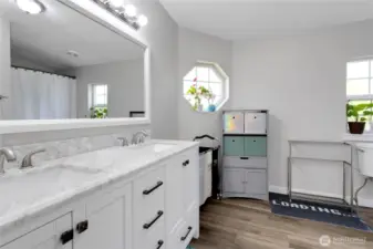 Primary en-suite bathroom