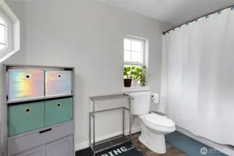 Primary en-suite bathroom