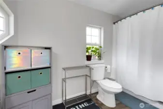 Primary en-suite bathroom
