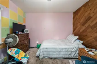 Guest bedroom 2 - main floor.