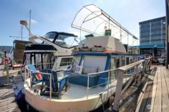 Welcome aboard "Shenanigans," a spacious, city-approved liveaboard houseboat on Lake Union.