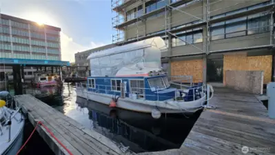 40' in length this house boat lives large with both a bow and stern deck plus the additional living space on the expansive, covered rooftop deck.