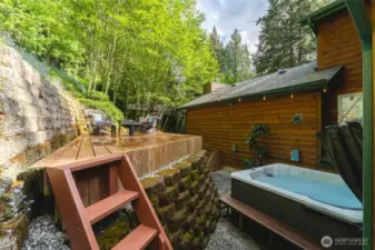 Functional hot tub in back.