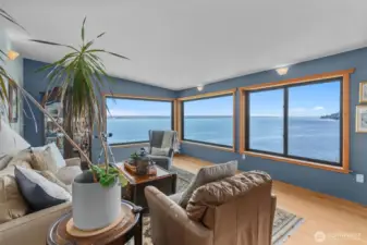 Check out the views from the top floor 3rd living room. Such a wonderful place to relax or stargaze at night. Best place to watch the fireworks on the 4th of July or New Years Eve!