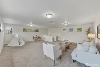 Light and bright thanks to so many windows.