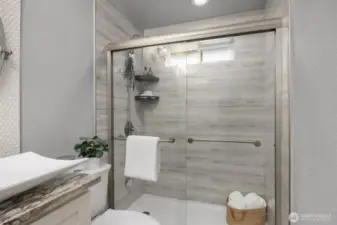 Upstairs Full Bathroom - View 3