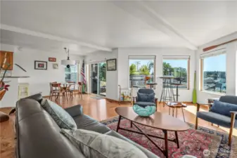 Great Room w dining to the left