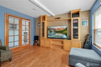 Den/Library/TV room
