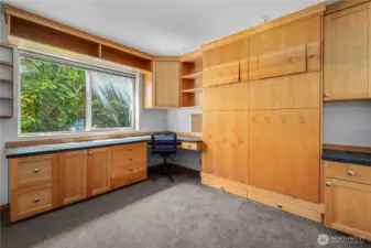 Office/guest room w Murphy Bed