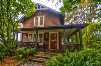 Welcome Home to 923 Olympia Ave NE!