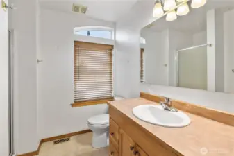 2nd bathroom in hallway between bedrooms.
