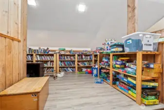 Community clubhouse library.