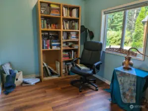 HIGH SPEED INTERNET for home office. Work remotely in park-like setting. Enjoy a quiet space for writing your book, blogging, or designing. Spare room can be used for crafts (jewelry, faceting, and glass kiln). Guests like easy access to full bathroom.
