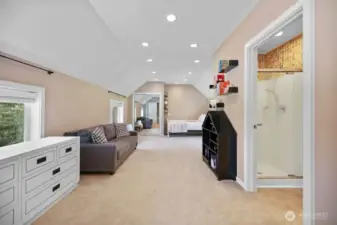 Junior primary en-suite bath