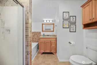 Junior primary en-suite bath