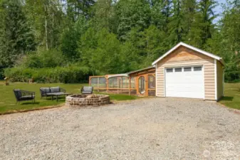 Garden garage w/chicken coop