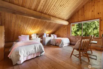 Loft w Sleeping Spaces