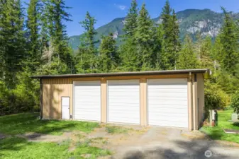 1800 SqFt 3 Bay Shop