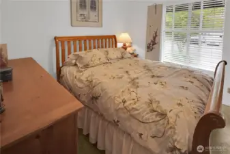 Guest bedroom 2 has closet organizer..