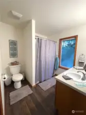 Full Bath between 2nd and 3rd bedroom