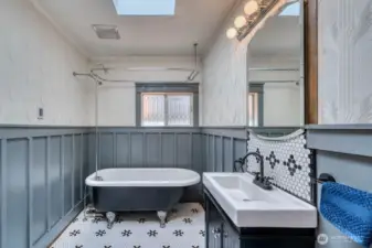 You will love this art-deco bath, very nice!!