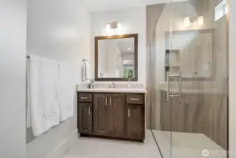 Guest suite bath -Main