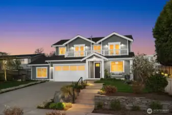 Welome to this custom home with 5 bed/3.75 located in the heart of Houghton with lake, city and mountain views from the 2nd floor. Situaated on an 8350 sq ft lot.