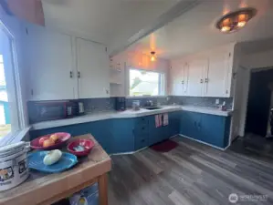 See the gorgeous new quartz counter tops!