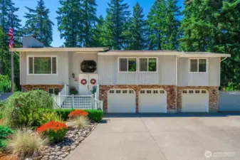 Welcome home to this fabulous ONE owner home! Meticulously maintained and Just waiting for you to come and make your memories!