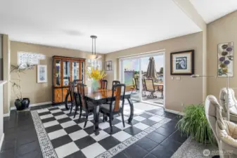 the large dining room ca accommodate a large table for those big ho,iday dinners.